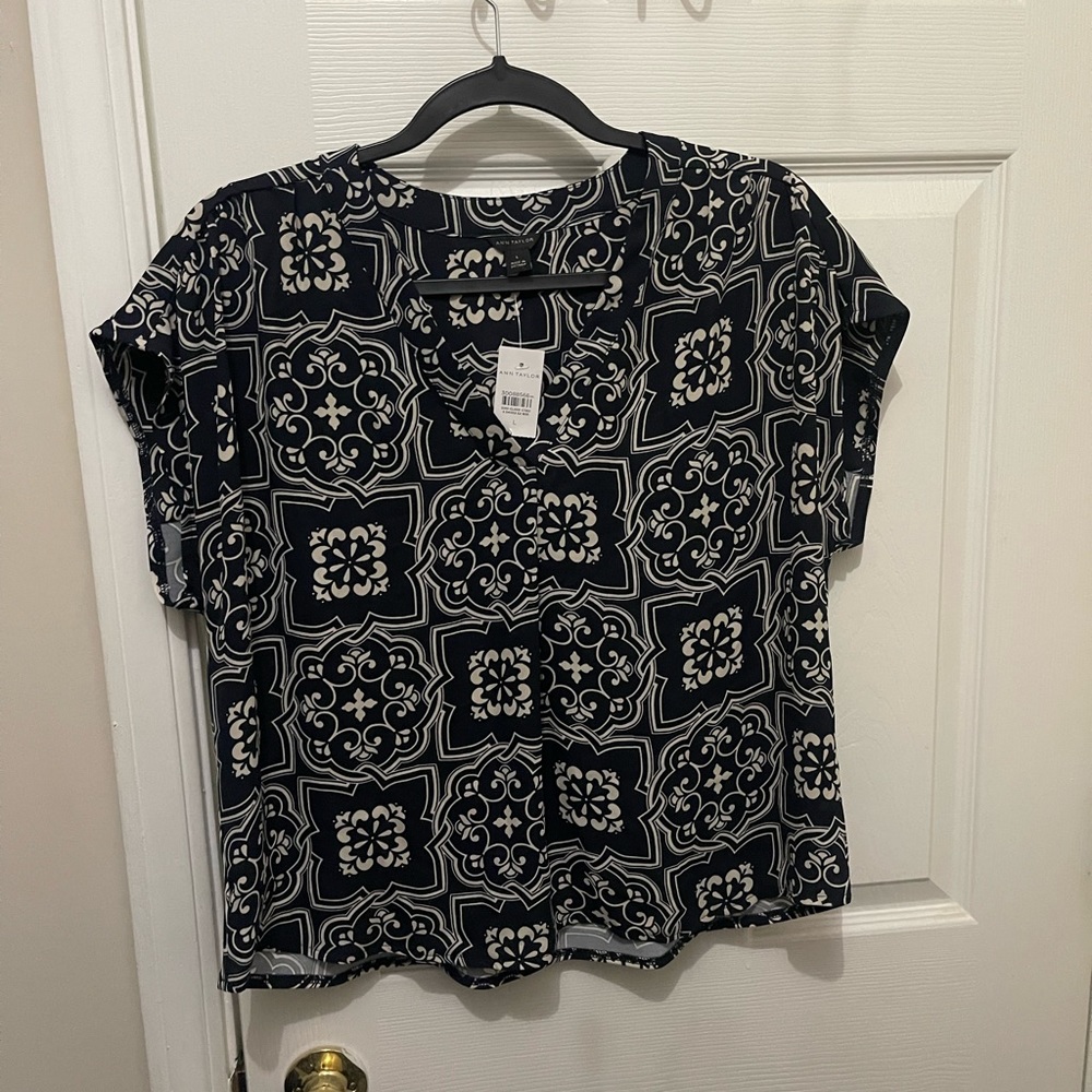 🌟 Ann Taylor V-neck Cropped Blouse